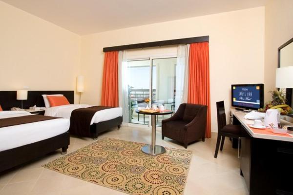 Swiss Inn Teda Hotel & Aqua Park 艾因苏赫纳 外观 照片