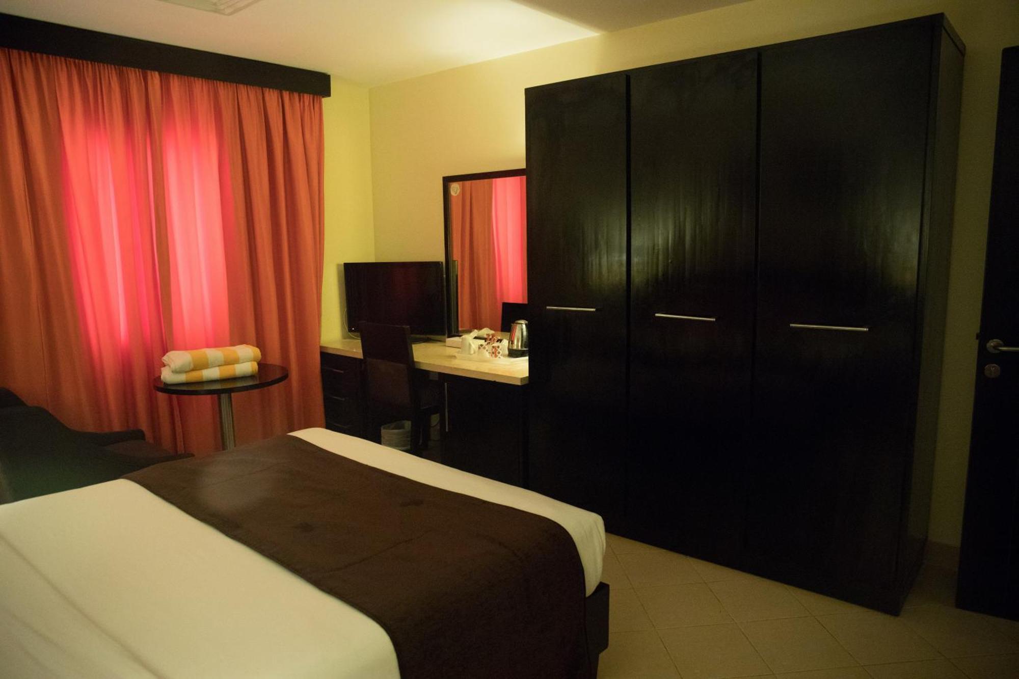 Swiss Inn Teda Hotel & Aqua Park 艾因苏赫纳 外观 照片