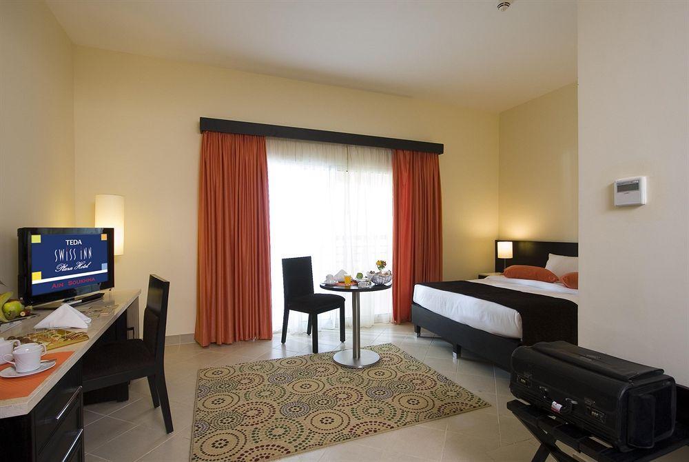 Swiss Inn Teda Hotel & Aqua Park 艾因苏赫纳 外观 照片