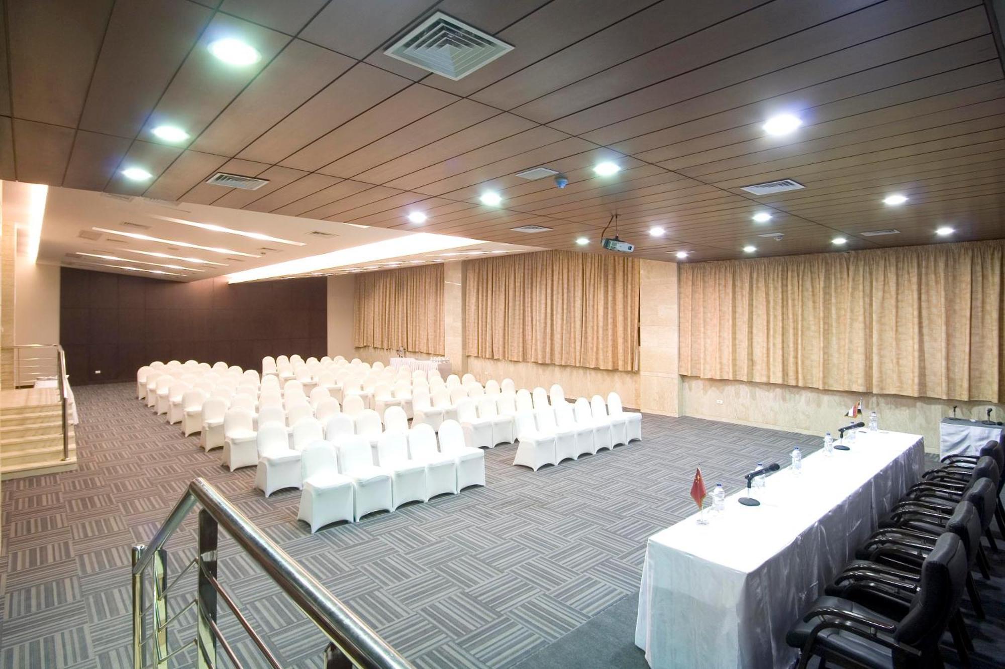Swiss Inn Teda Hotel & Aqua Park 艾因苏赫纳 外观 照片